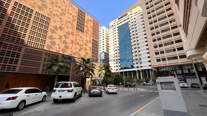 شقة عائلية مكونة من 5 غرف نوم بالقرب من الكورنيش والسوق المركزي – أبوظبي – بدون عمولة63625224367747111