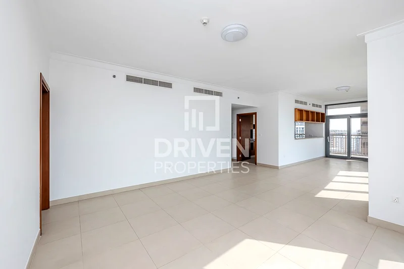 Amazing Creek View | Vacant Apt | Spacious64027766157570113