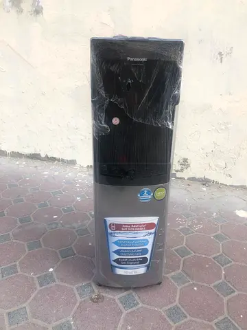 Bottom load water dispenser