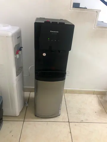 Bottom load water dispenser