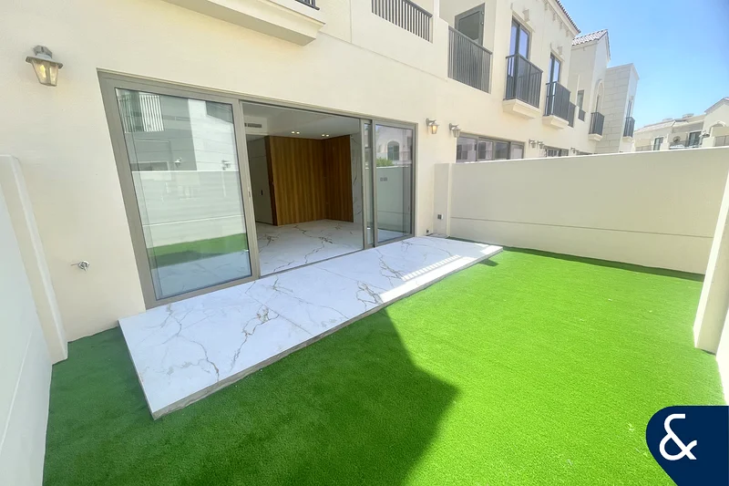 Close To Lagoon | Exclusive | Landscaped63405173529473111