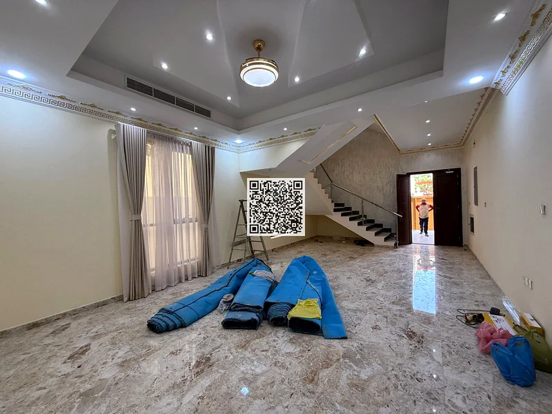 فيلا جديدة مكونة من خمس غرف نوم رئيسية للإيجار مع تكييف مركزي في الروضة عجمان63718951058179110