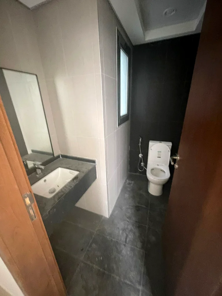 تقع الجرف 2 بالقرب من مدرسة الأقصى، والمدرسة الوطنية، وبوابة دبي.63714836589186114