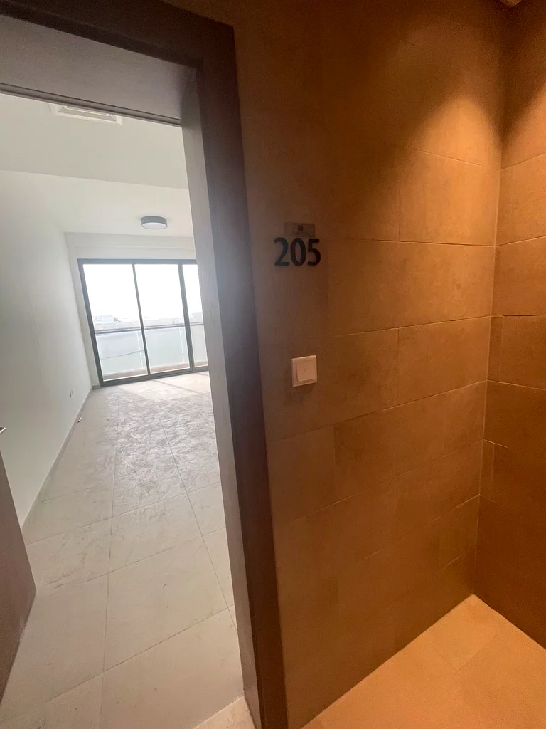تقع الجرف 2 بالقرب من مدرسة الأقصى، والمدرسة الوطنية، وبوابة دبي.63714836589186112