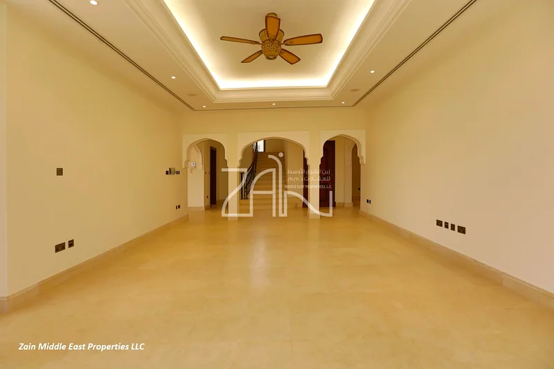 فيلا فاخرة من 6 غرف نوم على ملعب الجولف مع حمام سباحة للبيع تنفيذيًا63850785218561114