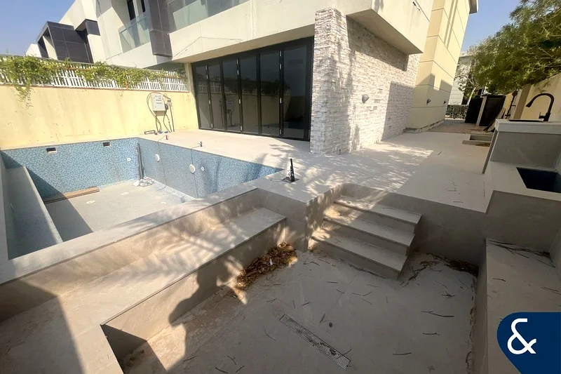 Single Row Upgraded | THK | 3 Bed + M | Pool63971398425857110