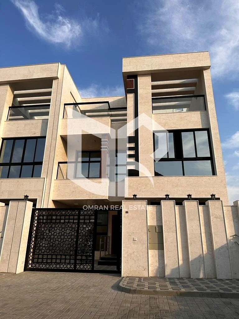 فيلا حديثة مع تشطيبات فاخرة وحديقة خاصة – الجالية63877582170755110