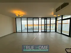 Ready 5BR Beach access | Freehold villa