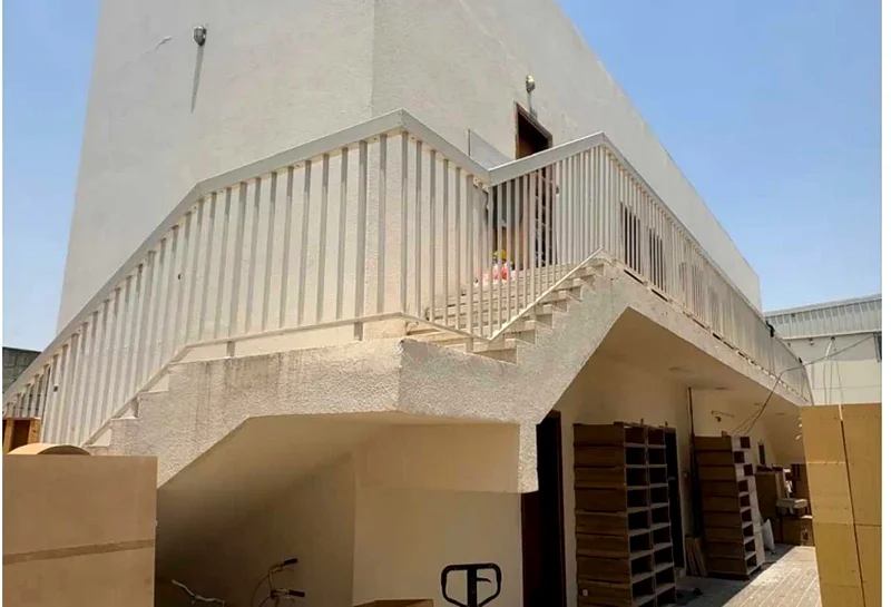 مستودع مع مكاتب وسكن للعاملين للبيع63818498081154112