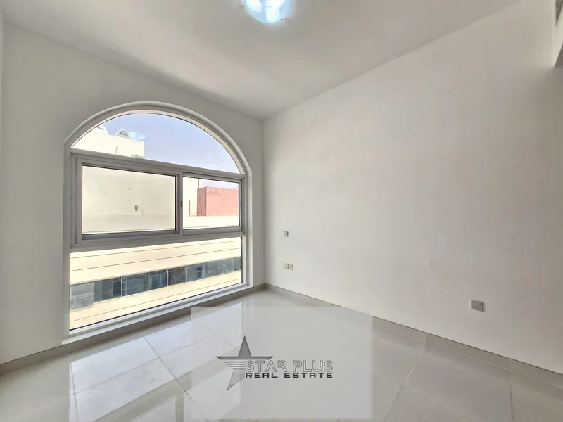 شقة واسعة جداً بغرفتين نوم قريبة من المخرج مع موقف سيارات مغطى63808433372034112