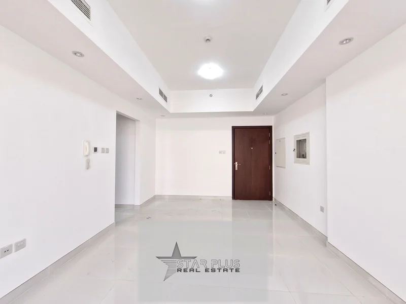 شقة واسعة جداً بغرفتين نوم قريبة من المخرج مع موقف سيارات مغطى63808433372034110
