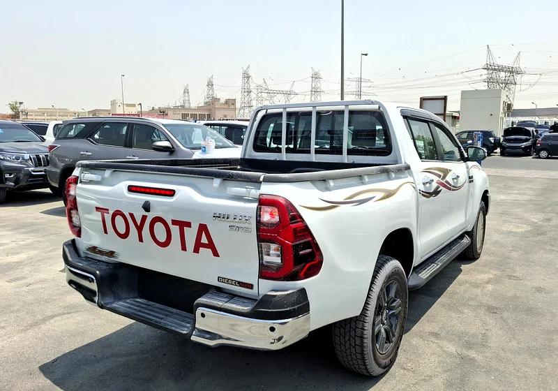 Toyota Hilux SR5 2.4L 2025 AT DC White-Black Diesel Key (Export Only)63401311103107111