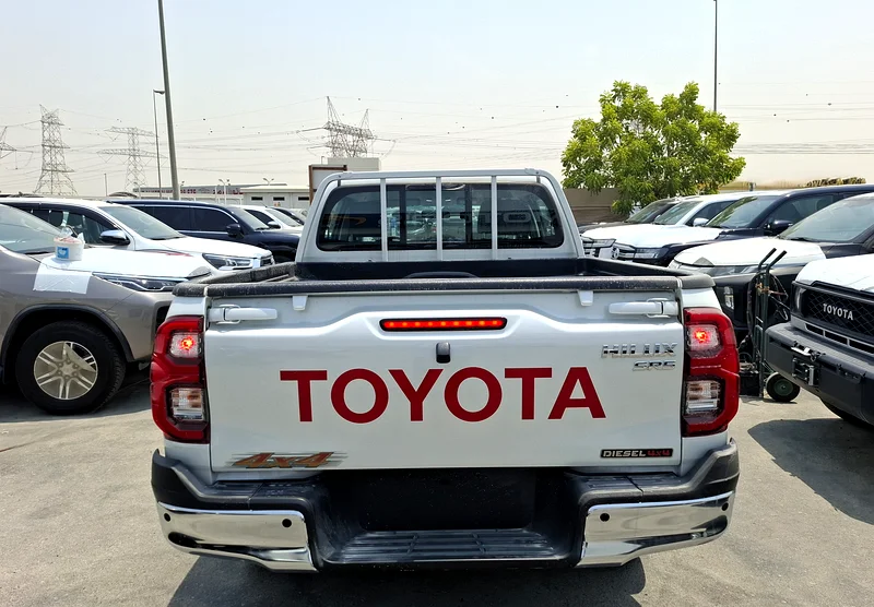 Toyota Hilux SR5 2.4L 2025 AT DC White-Black Diesel Key (Export Only)63401311103107113
