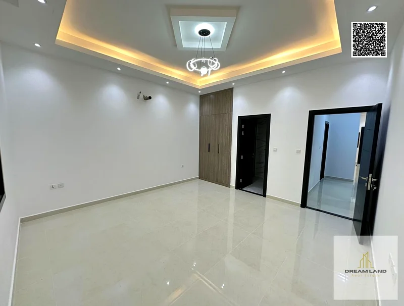 فيلا بسعر جيد جدًا، تشمل رسوم التسجيل، واجهة حجرية مع سقف زجاج عازل للحرارة، تصميم حديث، ملكية حرة، قريبة من جميع الخدمات،63894606933505113