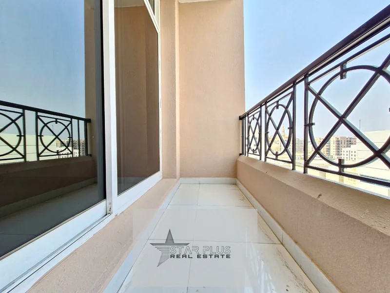 شقة واسعة مكونة من غرفتي نوم في موقع متميز مع مطبخ مغلق وركن مخصص للسيارات.63808433355265114