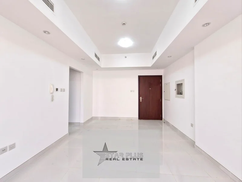 شقة واسعة مكونة من غرفتي نوم في موقع متميز مع مطبخ مغلق وركن مخصص للسيارات.63808433355265111