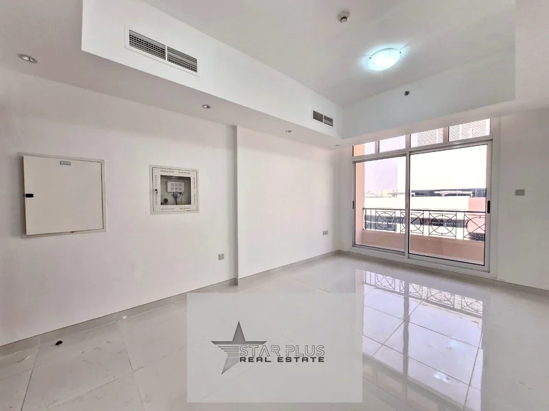 شقة واسعة مكونة من غرفتي نوم في موقع متميز مع مطبخ مغلق وركن مخصص للسيارات.63808433355265112