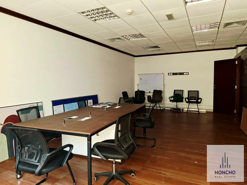 مساحة مكتبية مشوهة | مجهزة بالكامل | موقع متميز63616960862850114