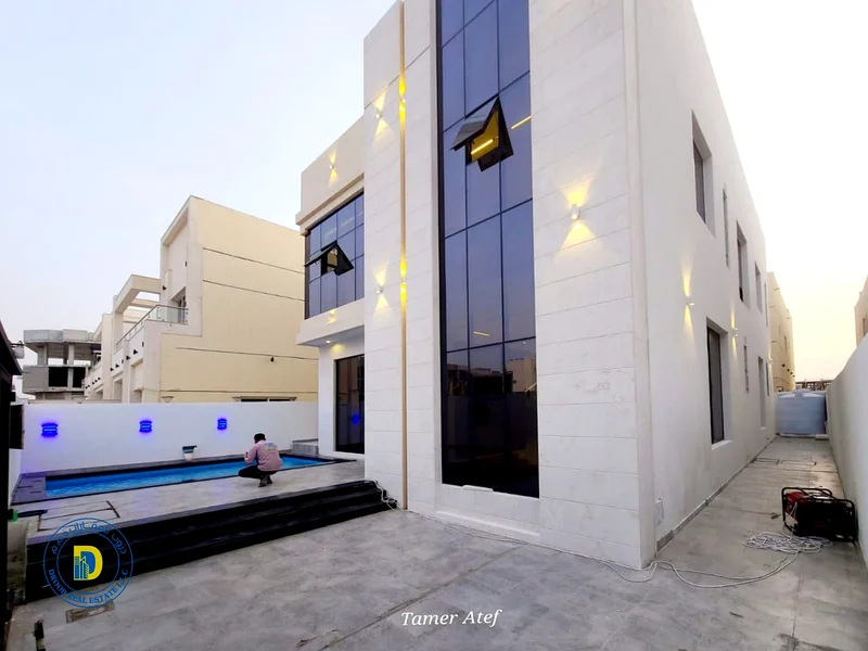 للبيع في منطقة الهيليو 2، فيلا حديثة مكونة من 5 غرف ومسبح. السعر يشمل رسوم التسجيل.63893828433410110