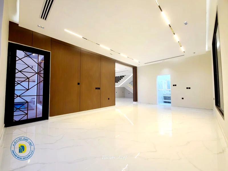 للبيع في منطقة الهيليو 2، فيلا حديثة مكونة من 5 غرف ومسبح. السعر يشمل رسوم التسجيل.63893828433410114