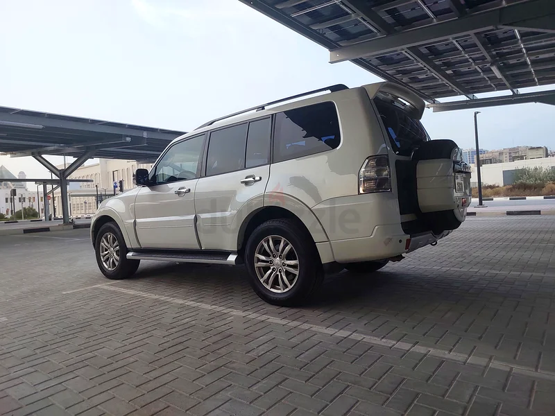 Mitsubishi pajero gls 3.8 full option only 126000 km!63489196726146113