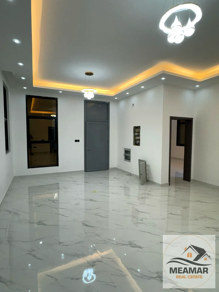 A luxurious villa in Al-Helio 2, with an area of 3600 square feet, at a price including registration and ownership fees. 5 master bedrooms, freehold f63894607047809114