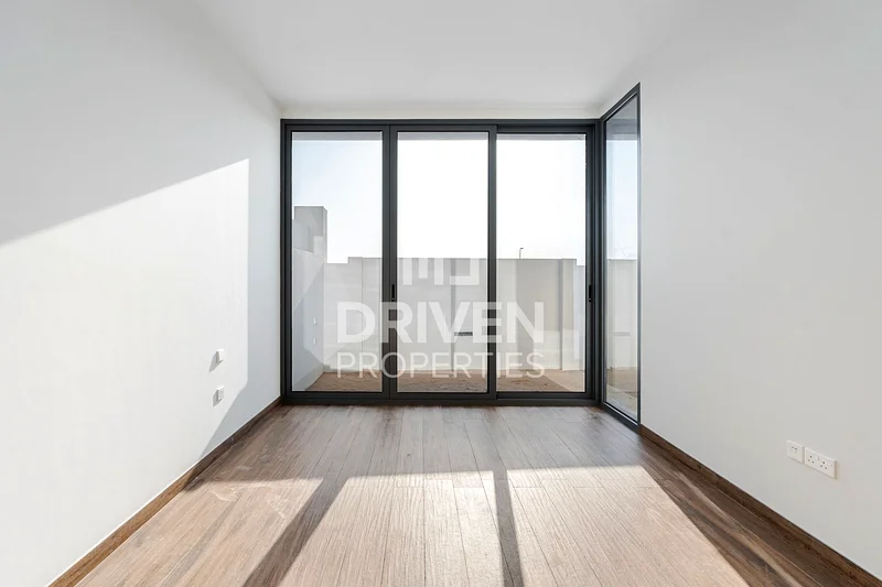 Brand New | Corner Unit | Huge Plot | Vacant63405183646722114