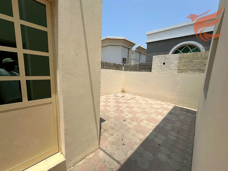 فيلا فسيحة مكونة من 3 غرف نوم مع مجلس وغرفة خادمة و5 حمامات63814761828738111