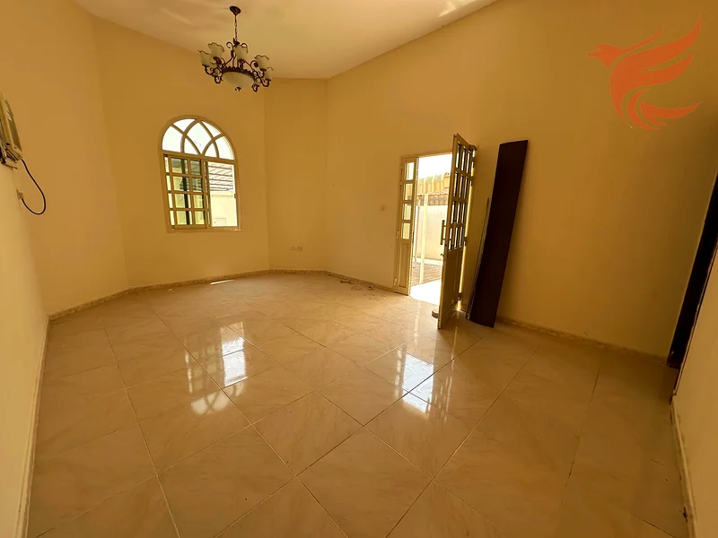 فيلا فسيحة مكونة من 3 غرف نوم مع مجلس وغرفة خادمة و5 حمامات63814761828738110