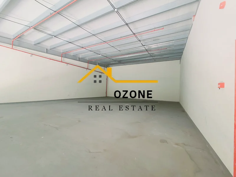 For storage, a large warehouse is ready to move into, with parking and a very comfortable zone for you.63403417051906112