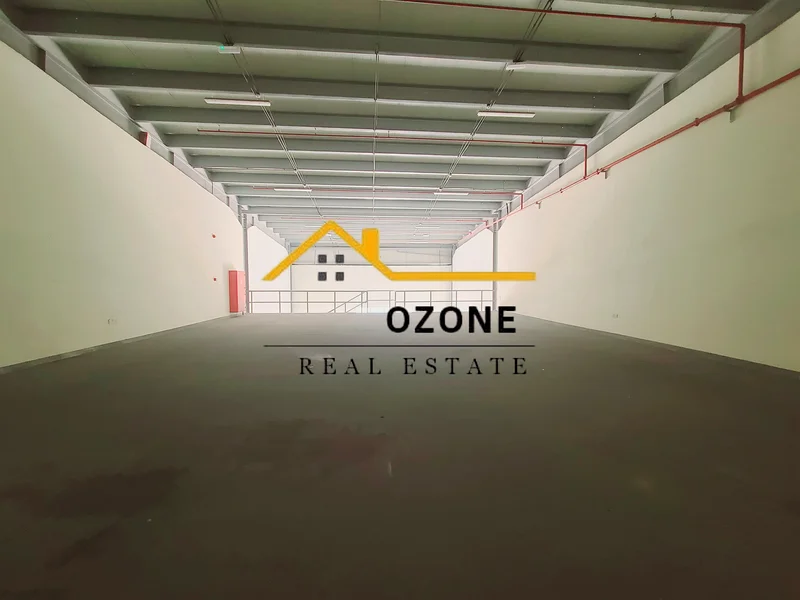 For storage, a large warehouse is ready to move into, with parking and a very comfortable zone for you.63403417051906111
