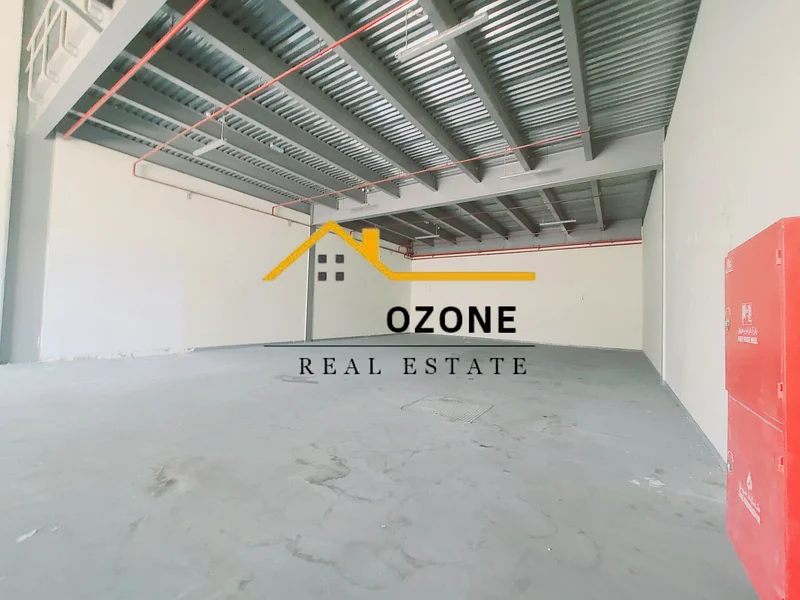 For storage, a large warehouse is ready to move into, with parking and a very comfortable zone for you.63403417051906114