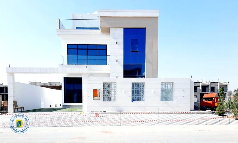 For sale, a modern villa with 6 rooms, a swimming pool, and a roof. The price includes central air conditioning.63912903975170112
