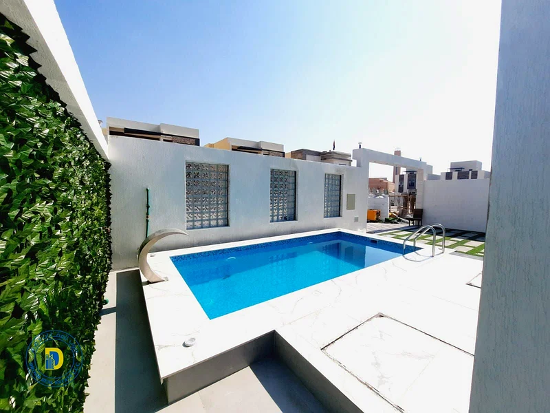 For sale, a modern villa with 6 rooms, a swimming pool, and a roof. The price includes central air conditioning.63912903975170113