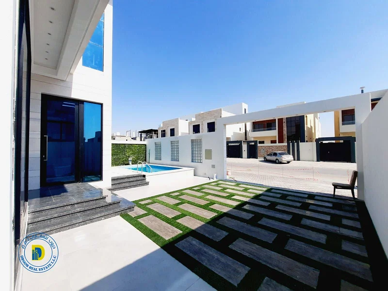 For sale, a modern villa with 6 rooms, a swimming pool, and a roof. The price includes central air conditioning.63912903975170114