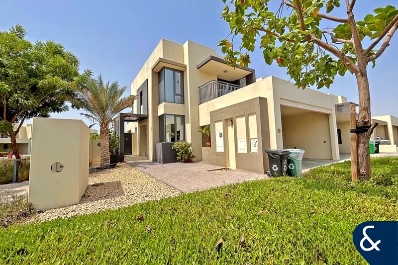 5 Bedroom | Corner Plot | Rare Location64045447759362111
