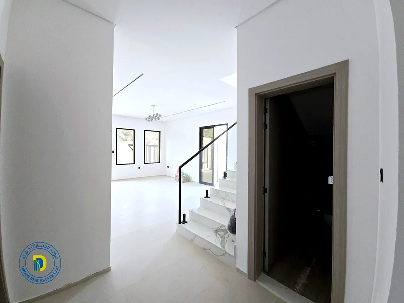 فيلا للبيع مكونة من 4 غرف نوم في موقع متميز تقع مباشرة على طريق الإمارات.63893828441985114
