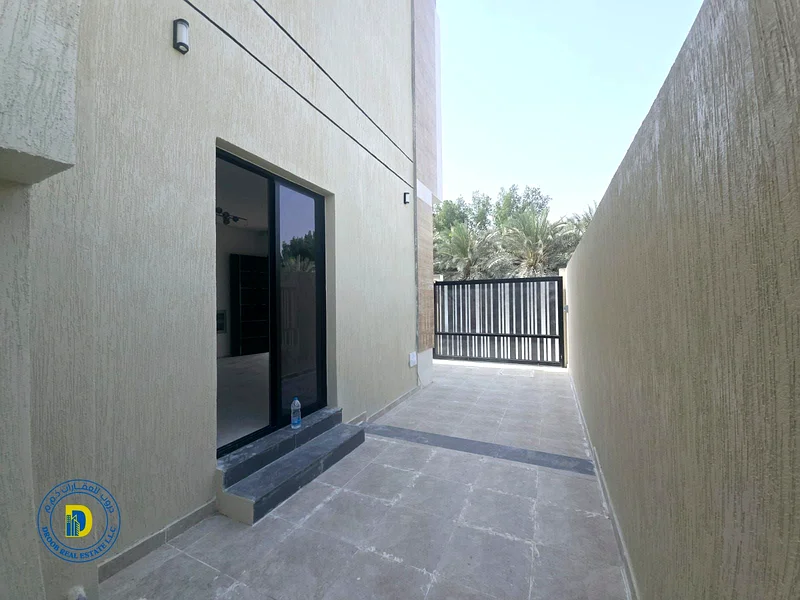 فيلا للبيع مكونة من 4 غرف نوم في موقع متميز تقع مباشرة على طريق الإمارات.63893828441985111