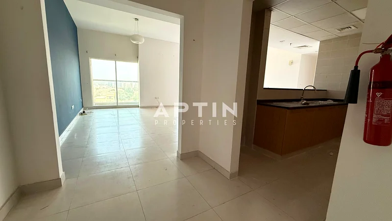 شقة واسعة مكونة من 3 غرف نوم + غرفة خادمة | موقع متميز | غير مفروشة | جاهزة للانتقال63747260102529111