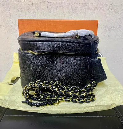 Stylish Louis Vuitton Mini Bag - Perfect for Any Occasion!