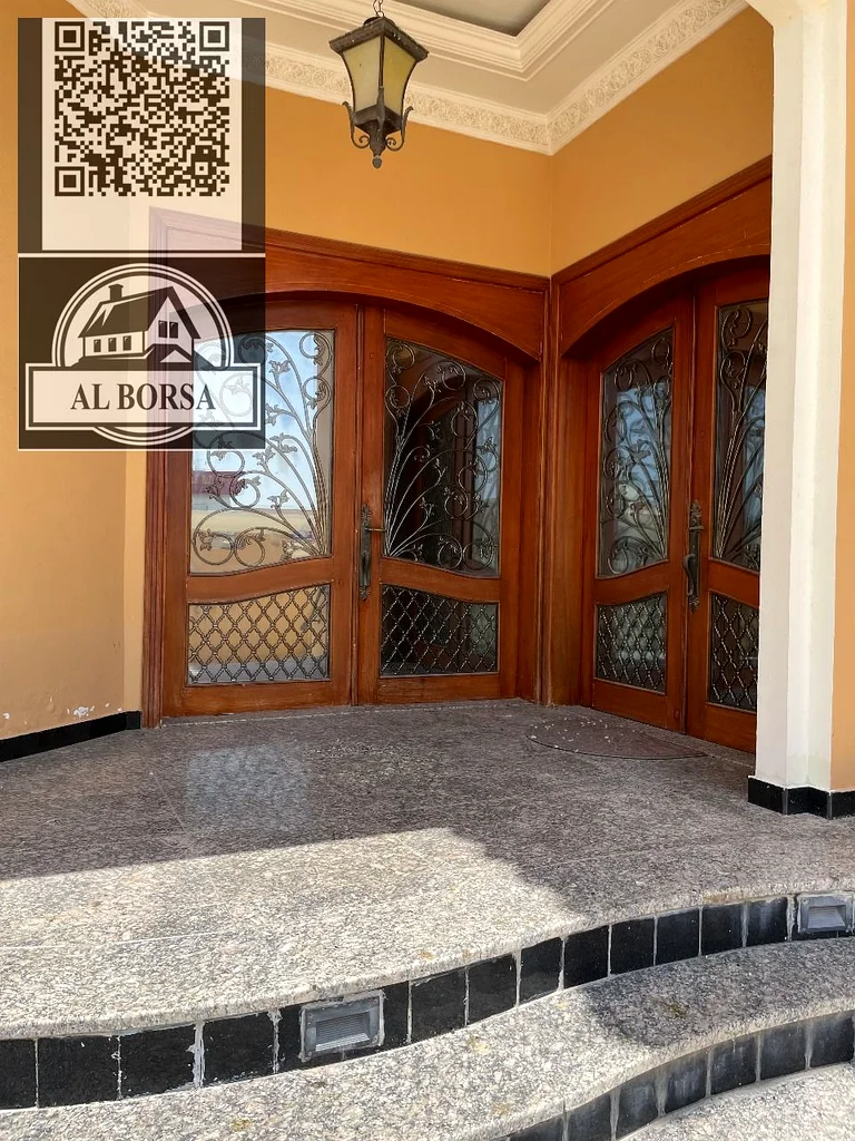 For sale, a two-story villa with a roof in the Al-Raqeeb area. The villa consists of 7 rooms, a living room, and a hall.63865233904387111