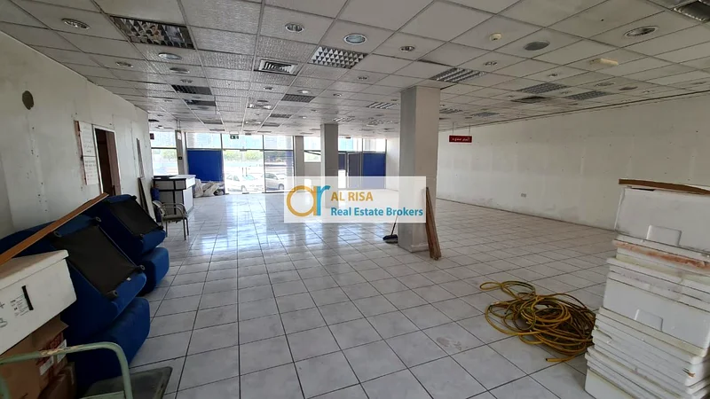 محل بمساحة 1,350 قدم مربع متاح في الكarama63615872895874113