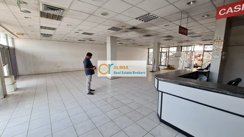 محل بمساحة 1,350 قدم مربع متاح في الكarama63615872895874114