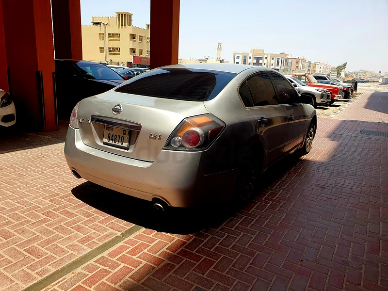 Nissan Altima 2012 – Excellent Condition – AED 11,000  
Nissan Altima 2012 – Silver63399973225219114