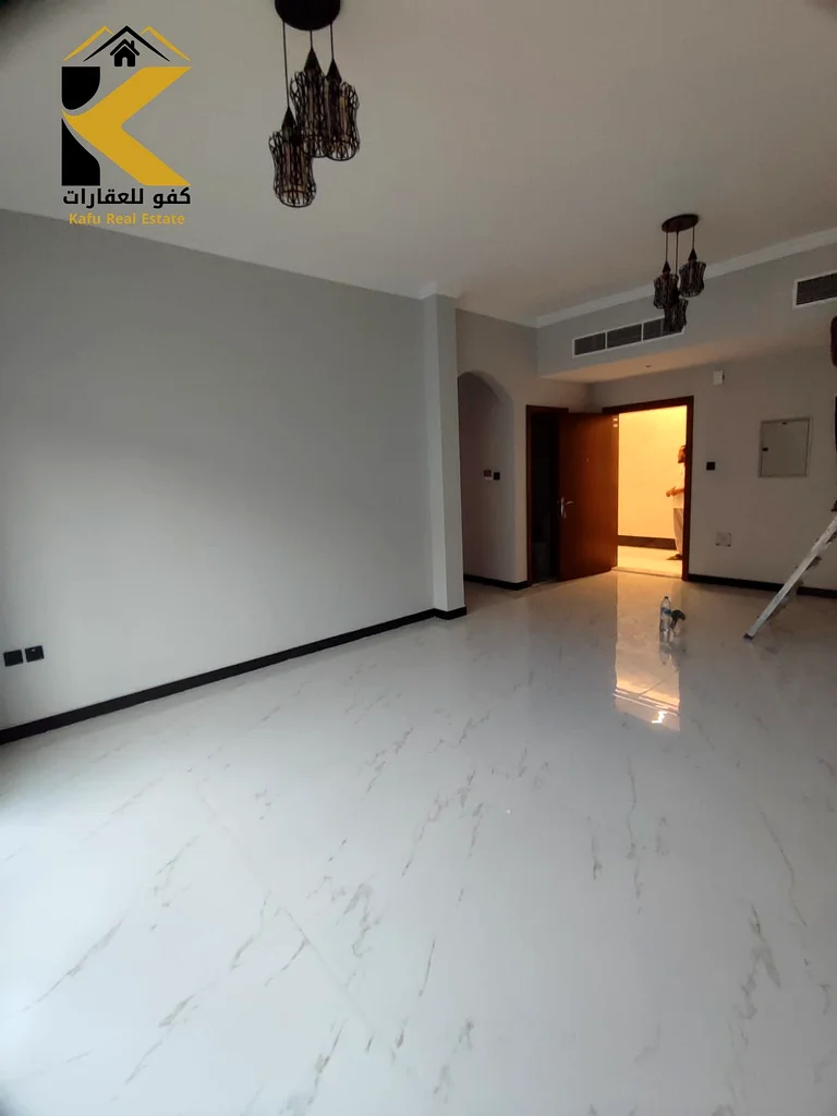 شقة بغرفة نوم واحدة للإيجار السنوي في المويهات 3 - غرفة نوم رئيسية ببلكونة بسعر جيد.63714636573185113