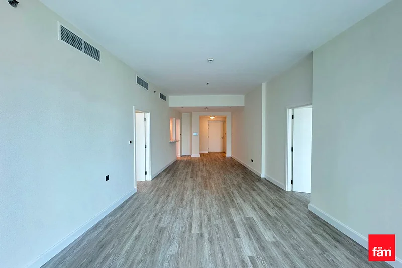 MIDDLE FLOOR | VOT | RENOVATED | LARGE BALCONY64036410576513112