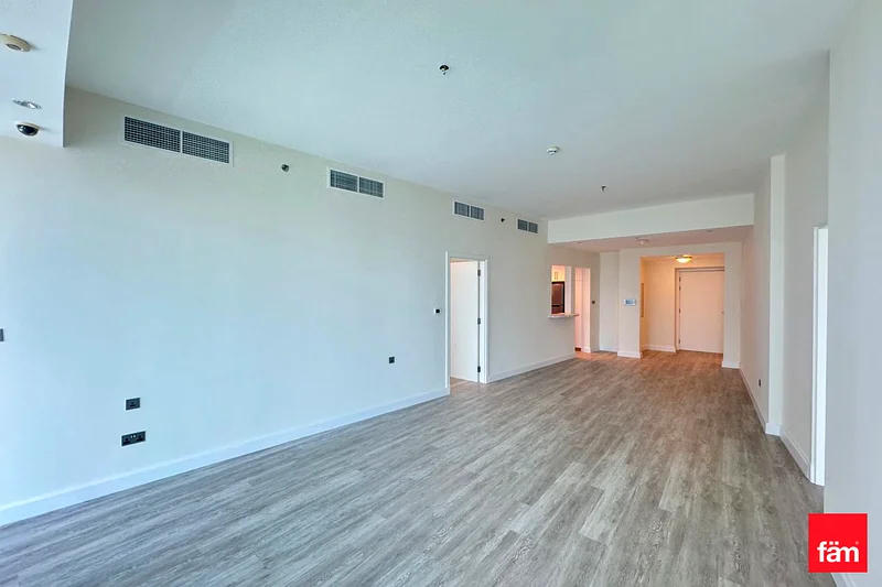 MIDDLE FLOOR | VOT | RENOVATED | LARGE BALCONY64036410576513110