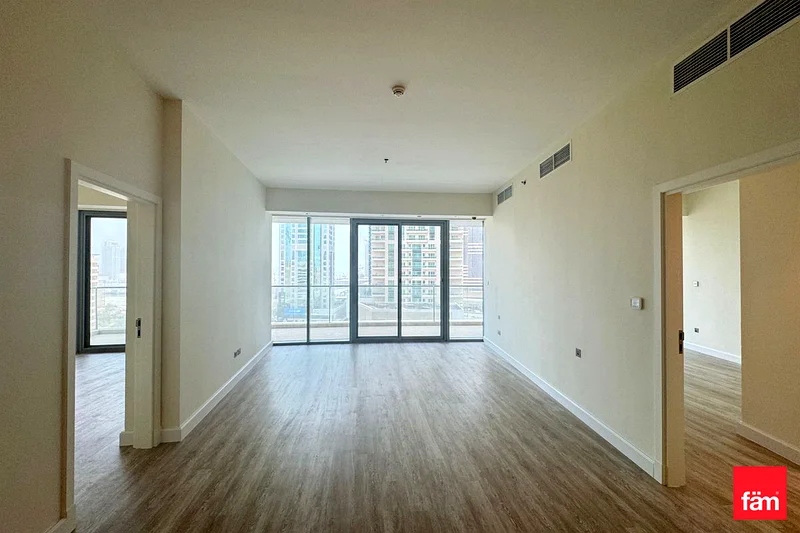 MIDDLE FLOOR | VOT | RENOVATED | LARGE BALCONY64036410576513114