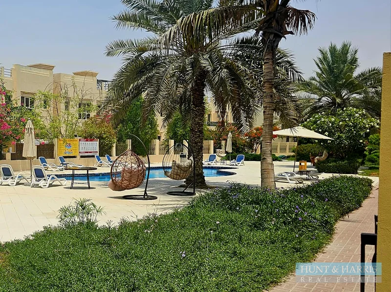 منزل ثلاثي غرف نوم للبيع في قرية الحمرا - بدون حديقة63859191898499110