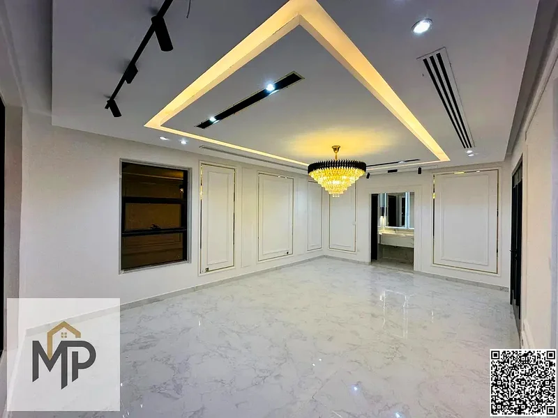 For sale, a modern villa with a stone facade, including registration fees, close to the mosque and services, with a swimming pool.63895812650370114